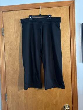 Nike Women's Dri-FIT Crop Wide Leg Activewear Capri Pants